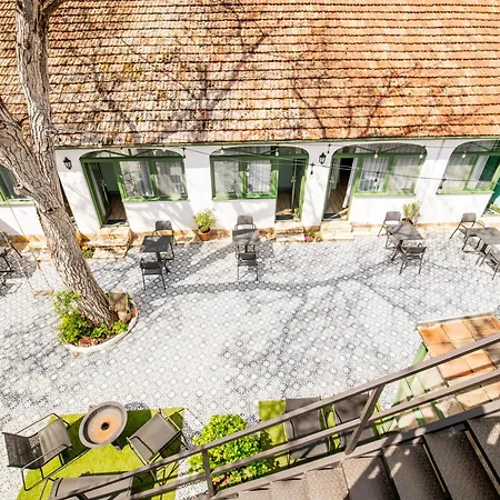 Pillangós-ház Bed & Breakfast 3*